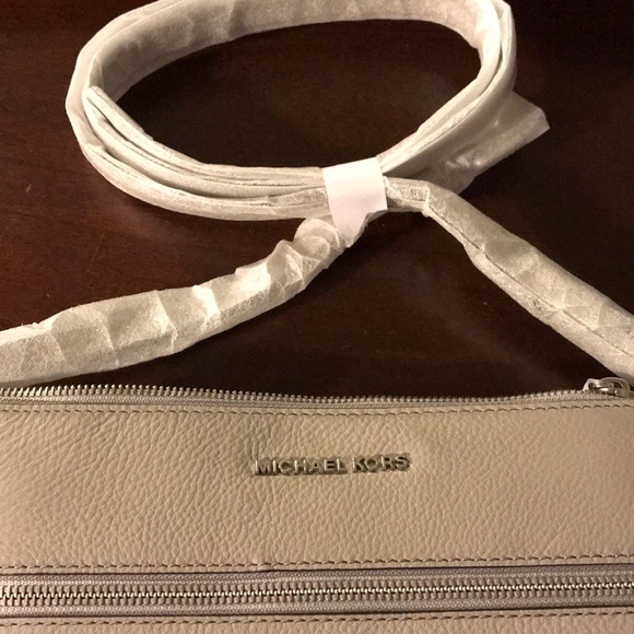 MICHAEL Michael Kors Leather Crossbody - Picture 3 of 8
